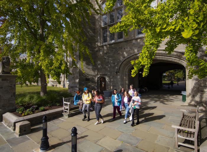 学生在户外walking